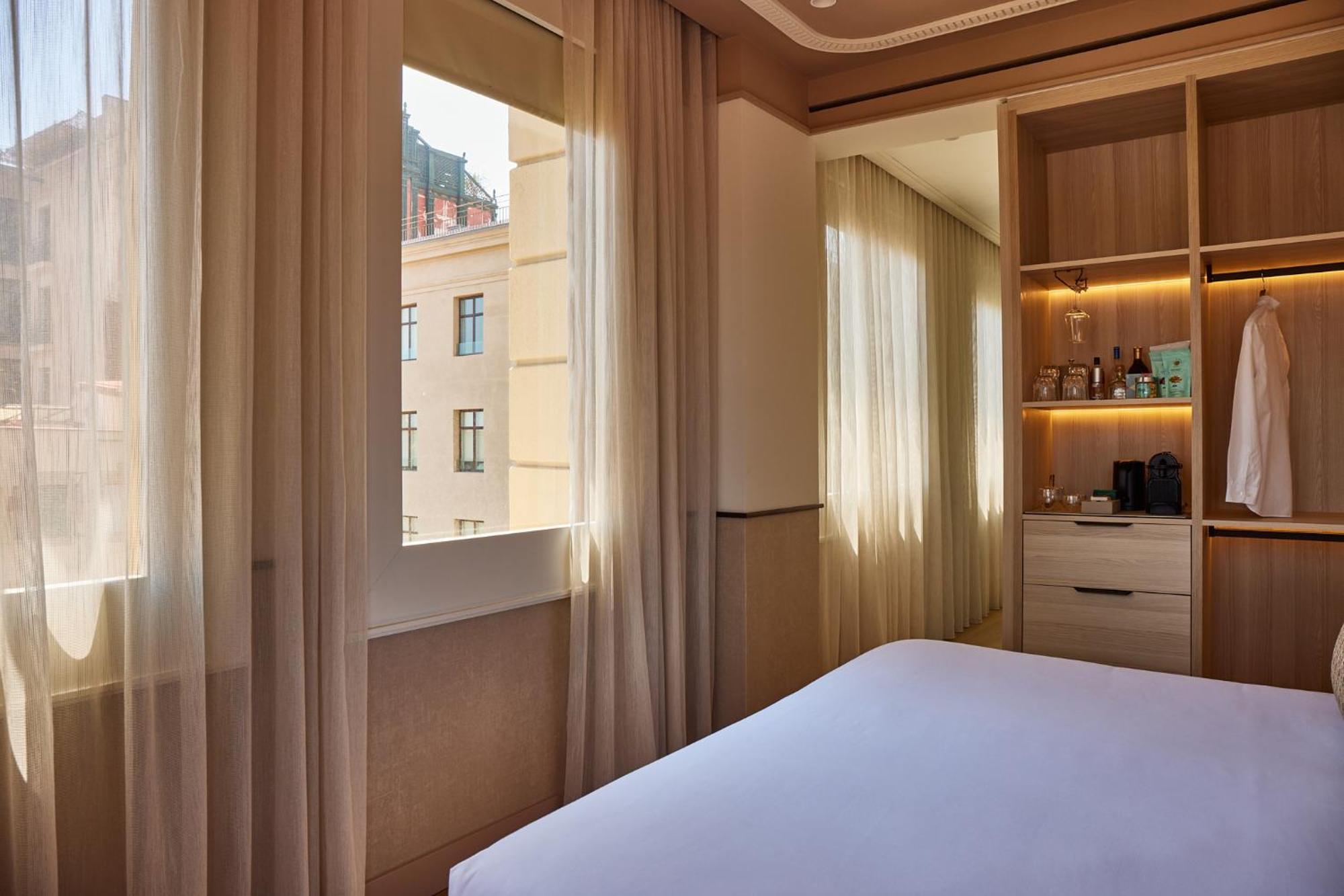 Deluxe Corner Room