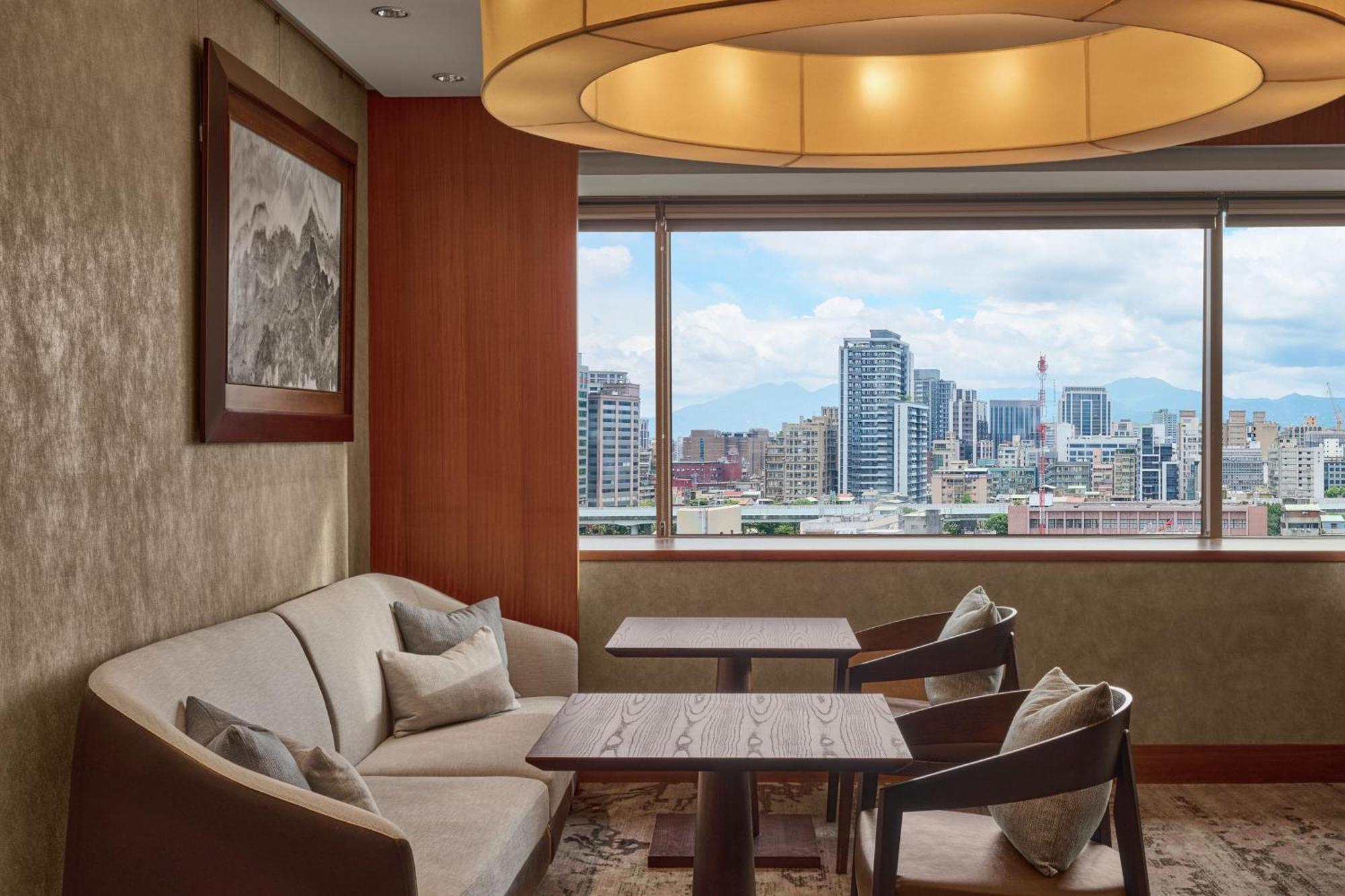 Executive Deluxe King Room - Concierge Level