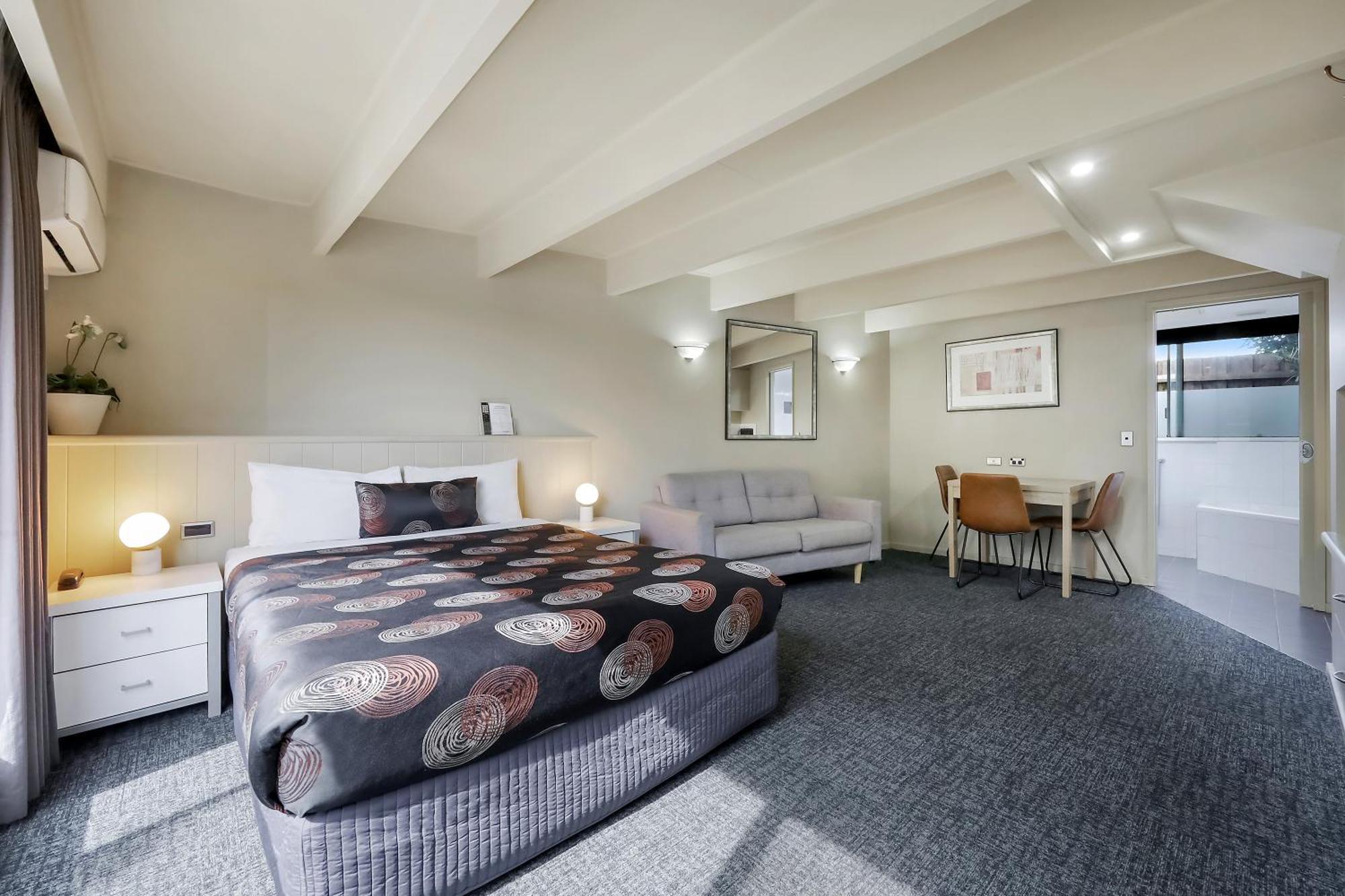 3 Bedroom Suite 2 Queen Beds 2 Single Beds or Non Smoking