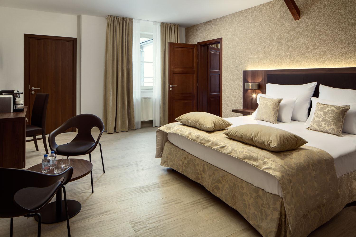 Connecting Room