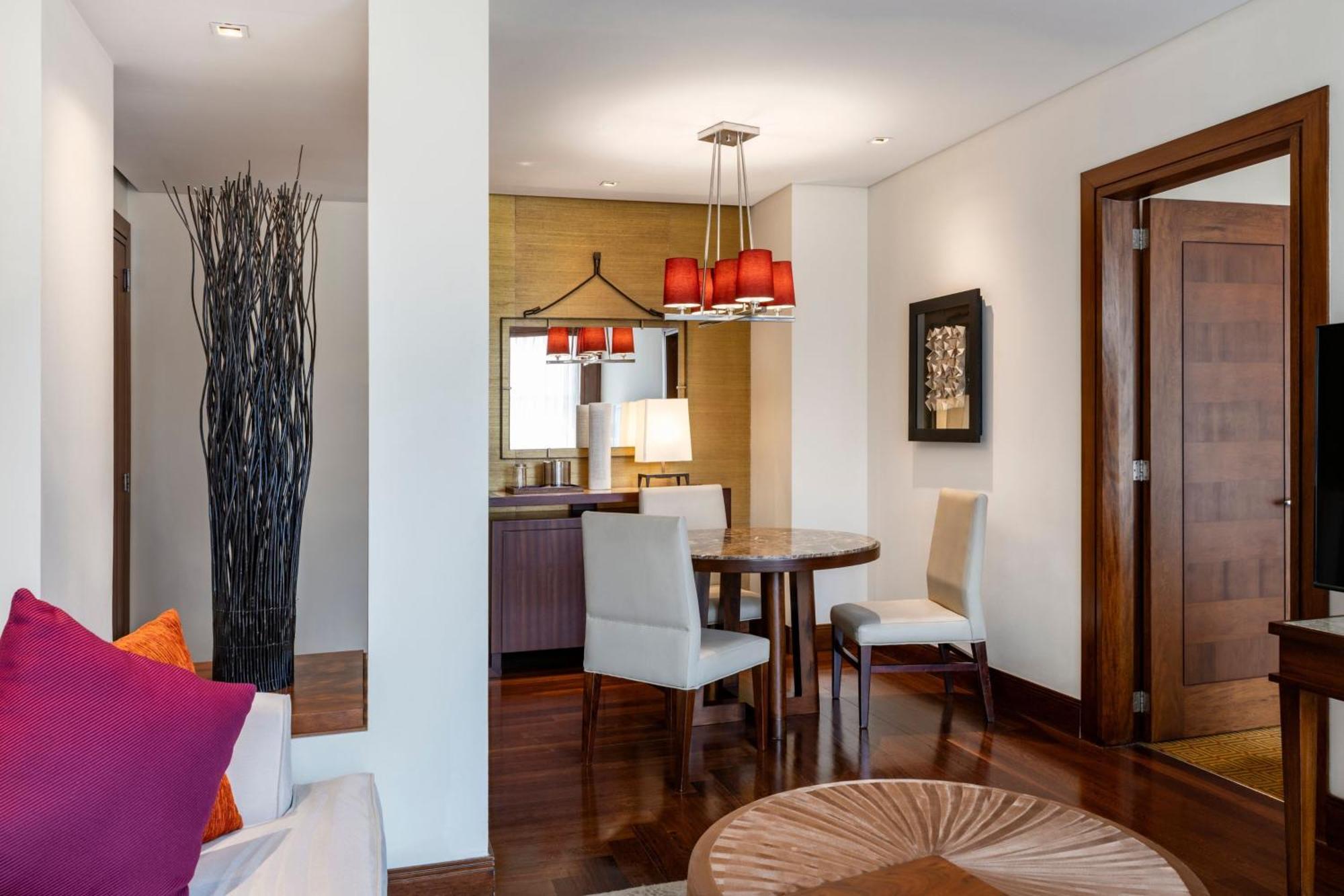 Executive Junior King Suite Lounge Access