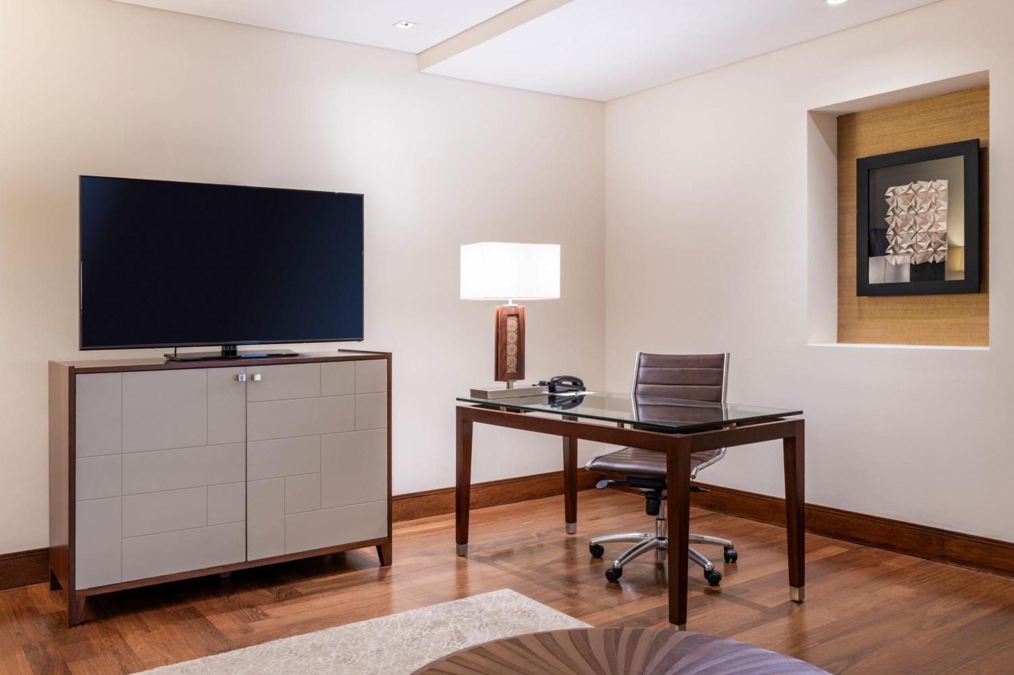 Executive Junior King Suite Lounge Access