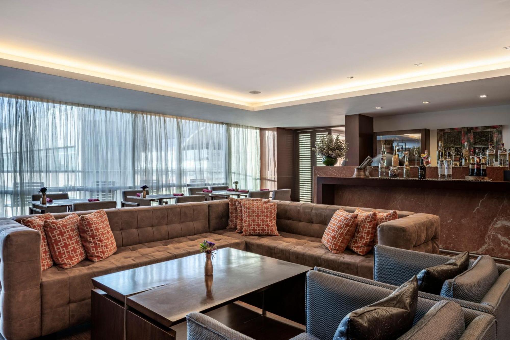 Executive Deluxe King Room Lounge Access