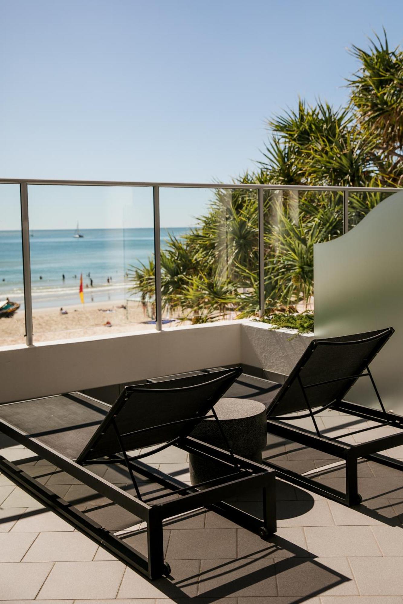 One-Bedroom Beachfront Apartment with Spa Bath