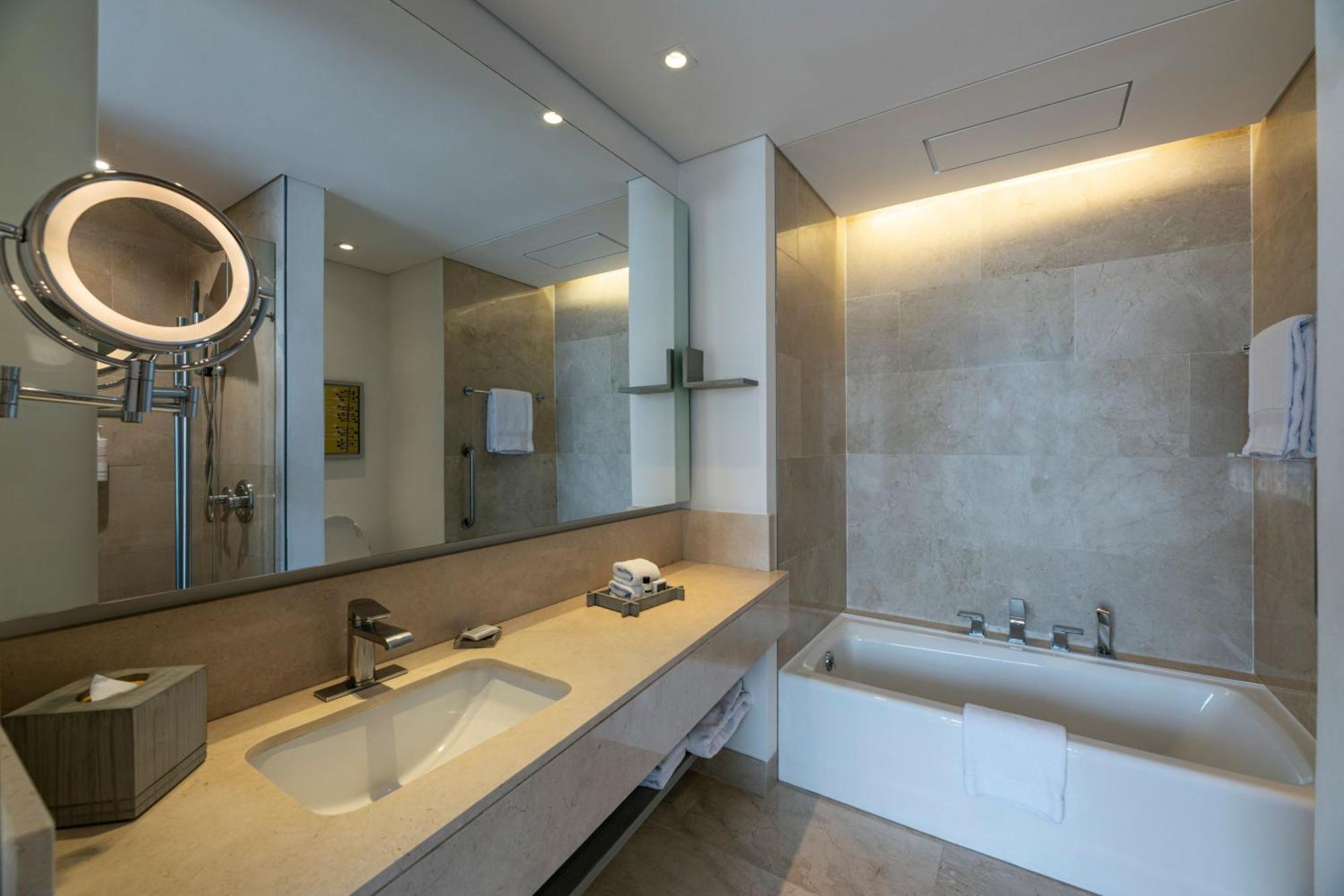 King Studio Suite Concierge Lounge Access