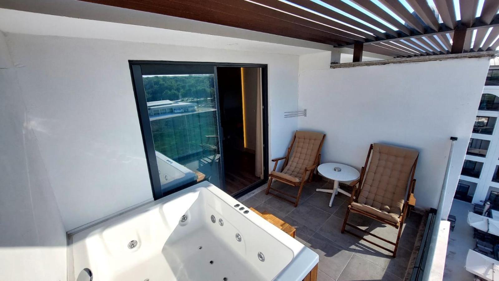 Deluxe Double Room Bath