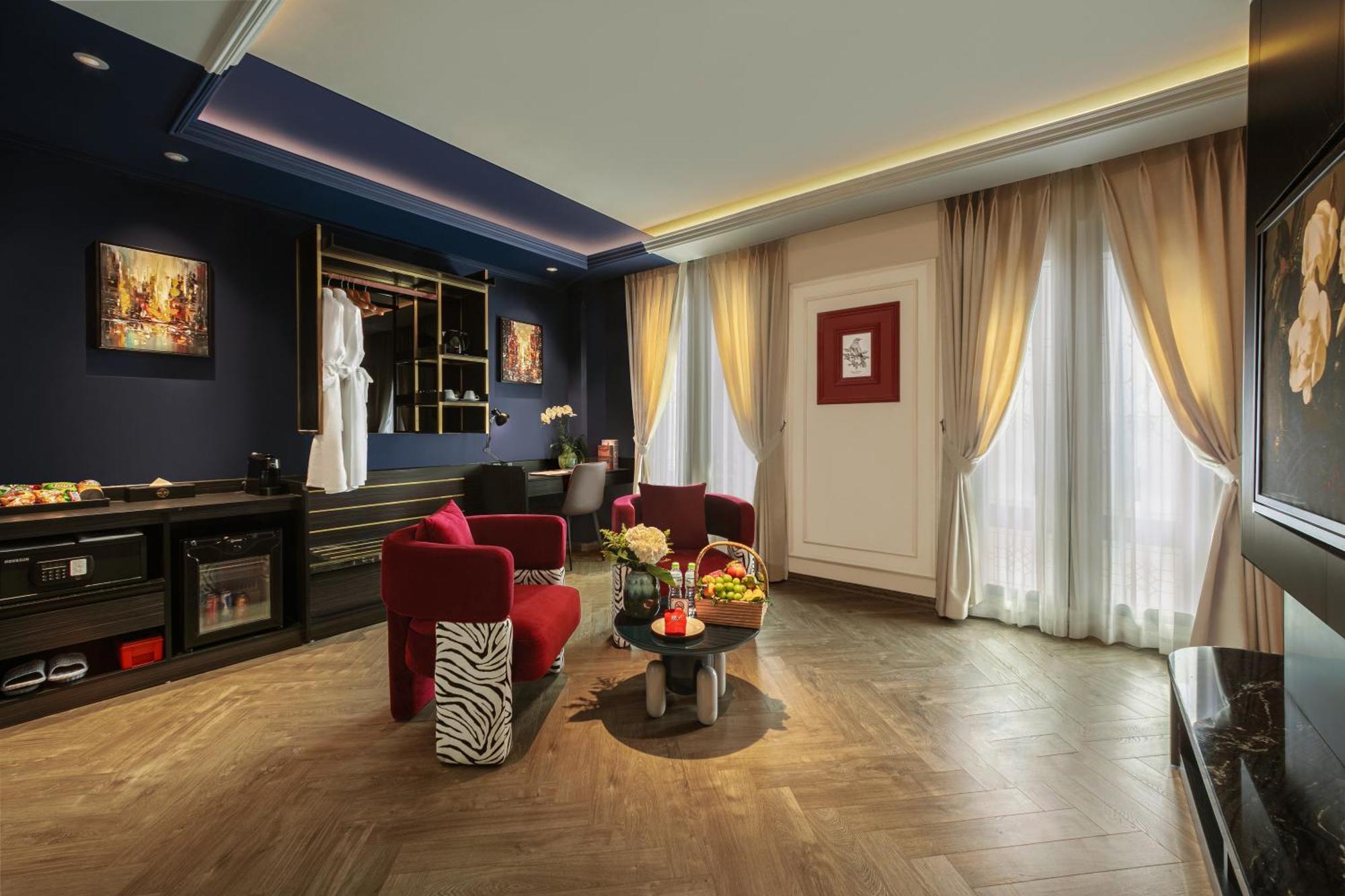 Premier Suite - Window - City View