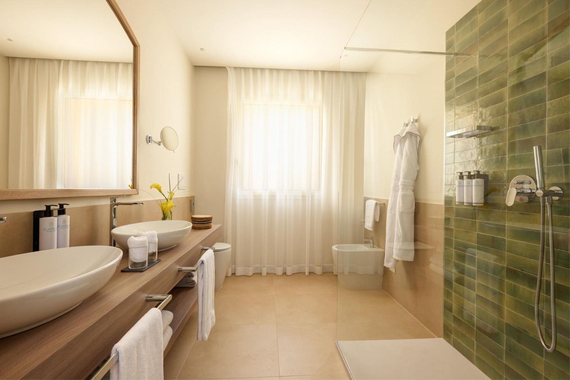 Deluxe King Room Garden View