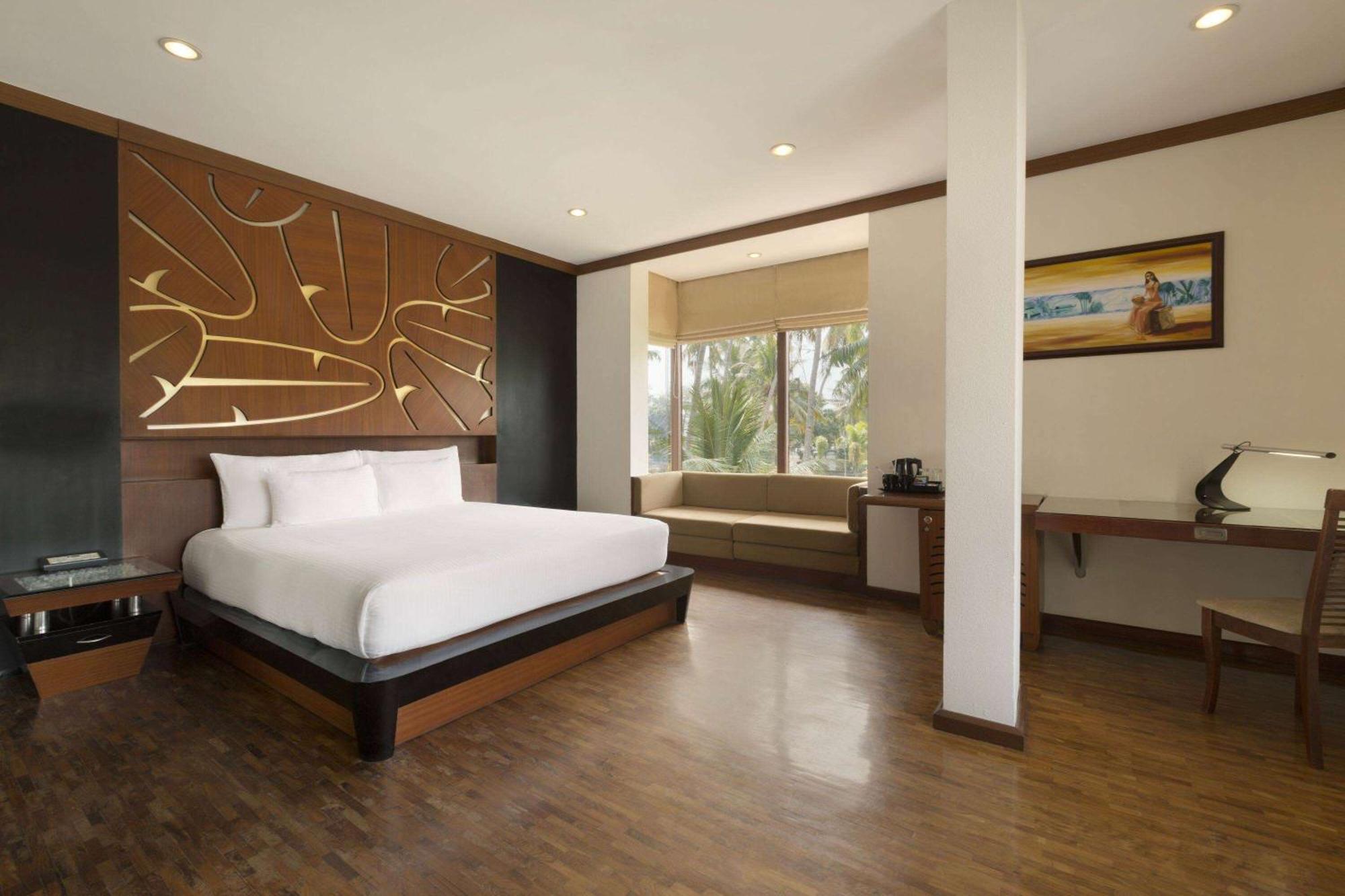 1 King Bed Smoking Lake View Cottage Room
