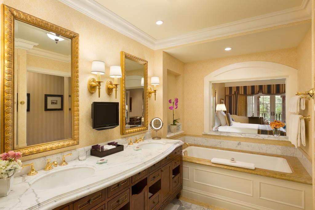 Fairmont King Room with Resort Views