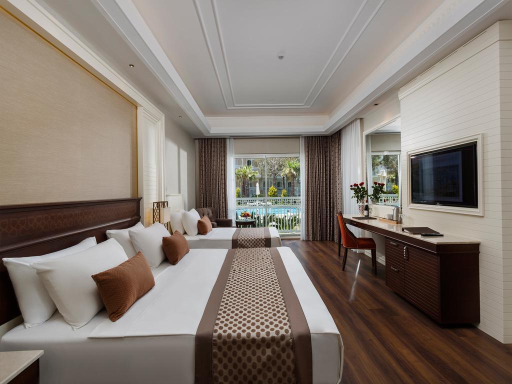 Deluxe Pool Room