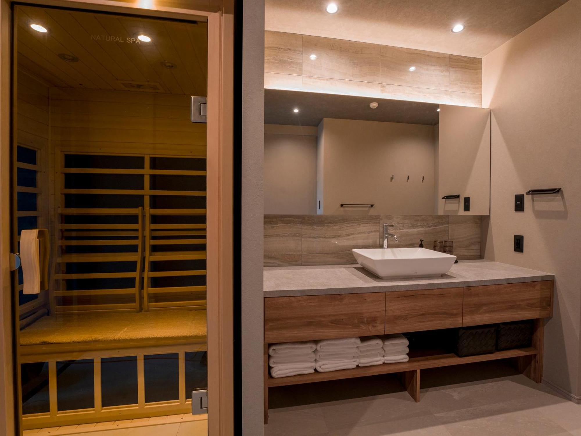 [D]2 Queen Beds + Japanese Futon Area (Dog-Friendly)