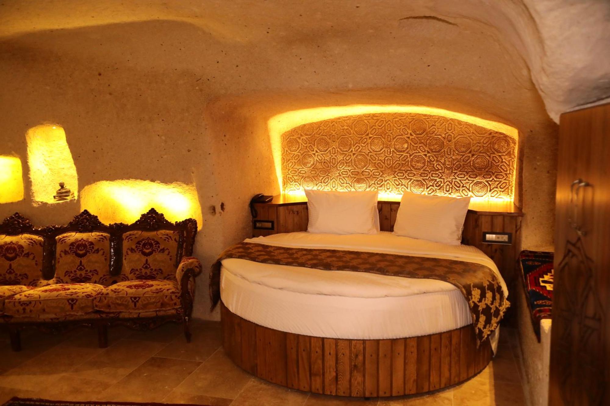 Superior Cave Queen Jacuzzi