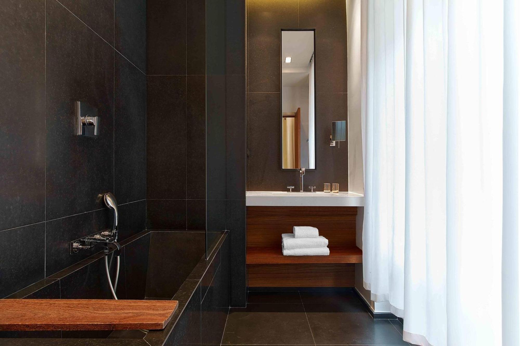 Prestige Queen Room Partial Eiffel View