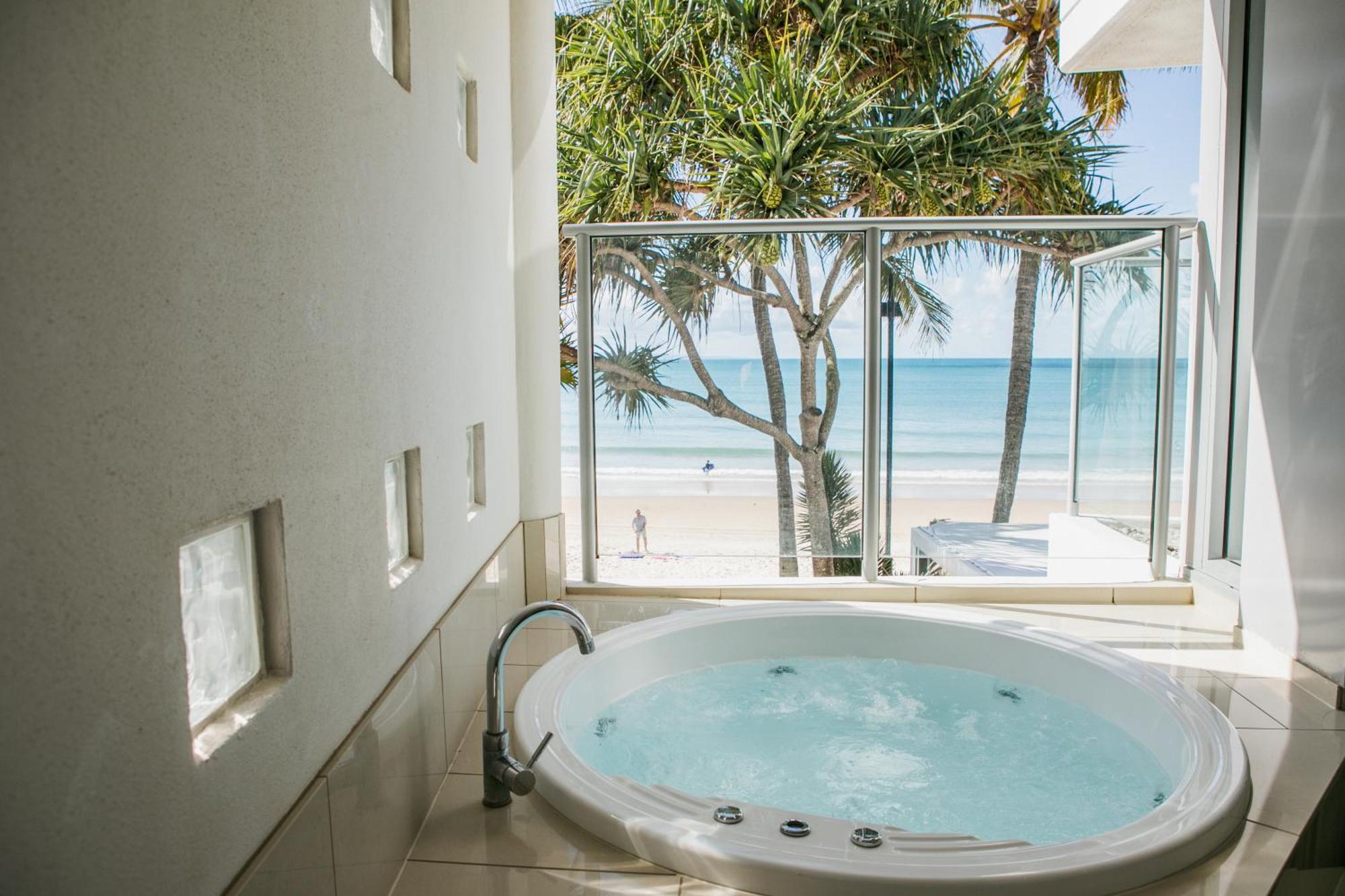 One-Bedroom Beachfront Apartment Spa Bath