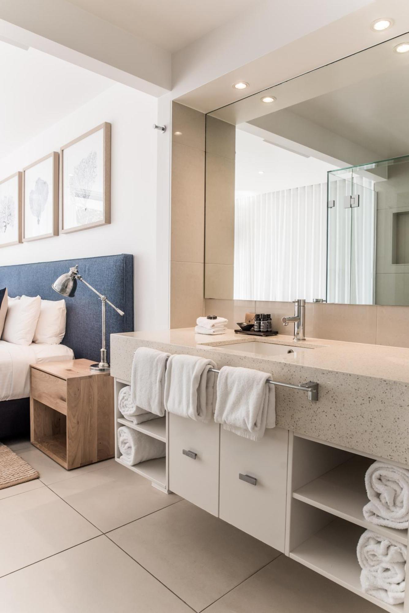 One-Bedroom Beachfront Apartment Spa Bath