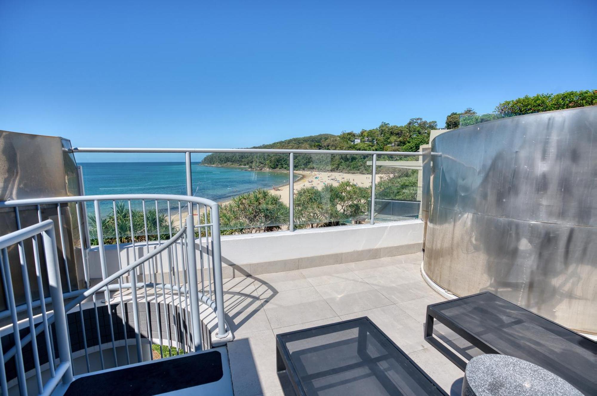 Beachfront Penthouse Studio Spa Bath
