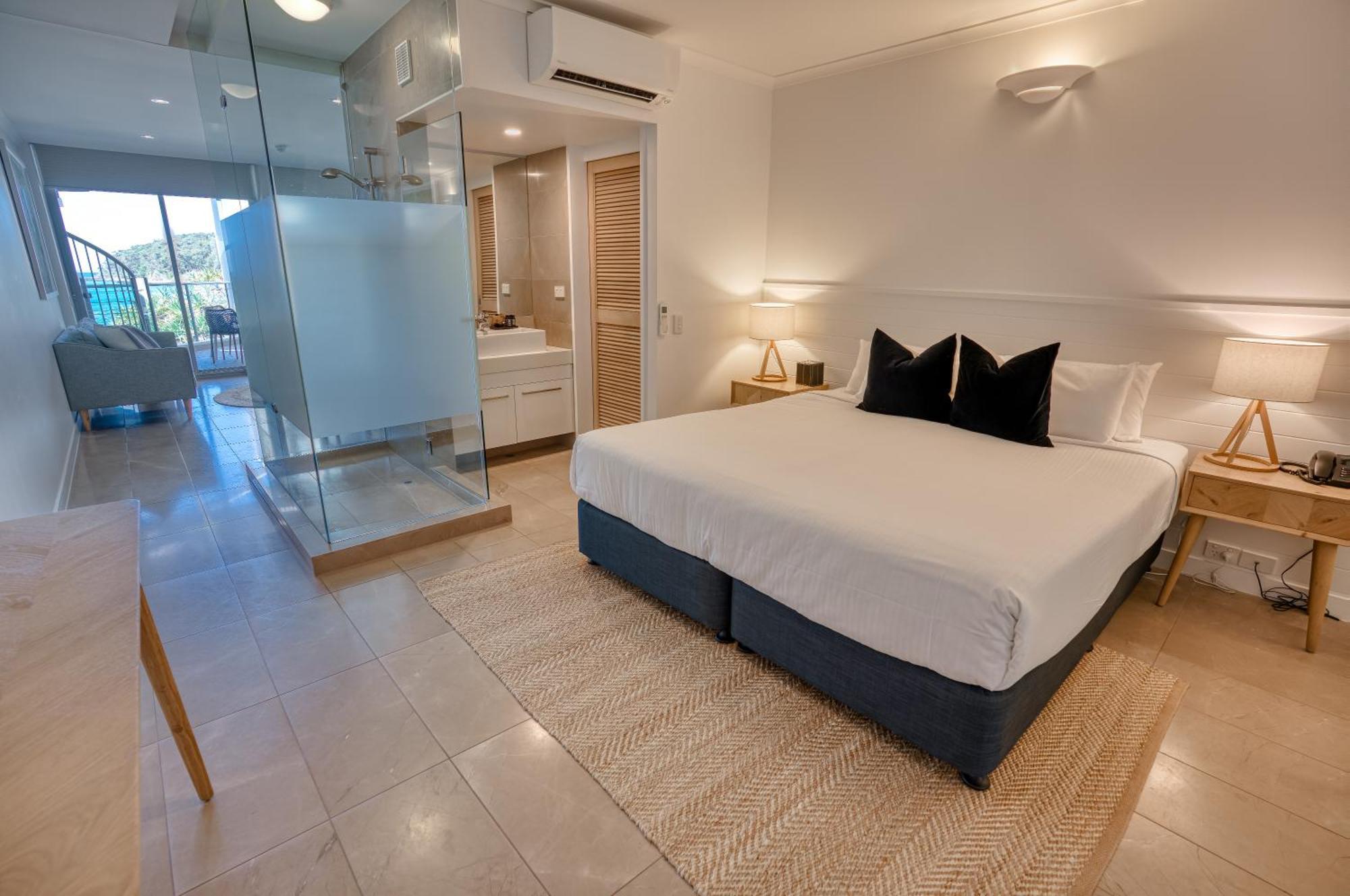 Beachfront Penthouse Studio Spa Bath