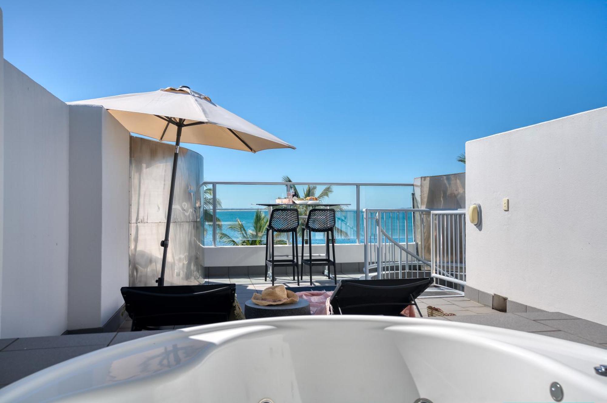 Beachfront Penthouse Studio Spa Bath