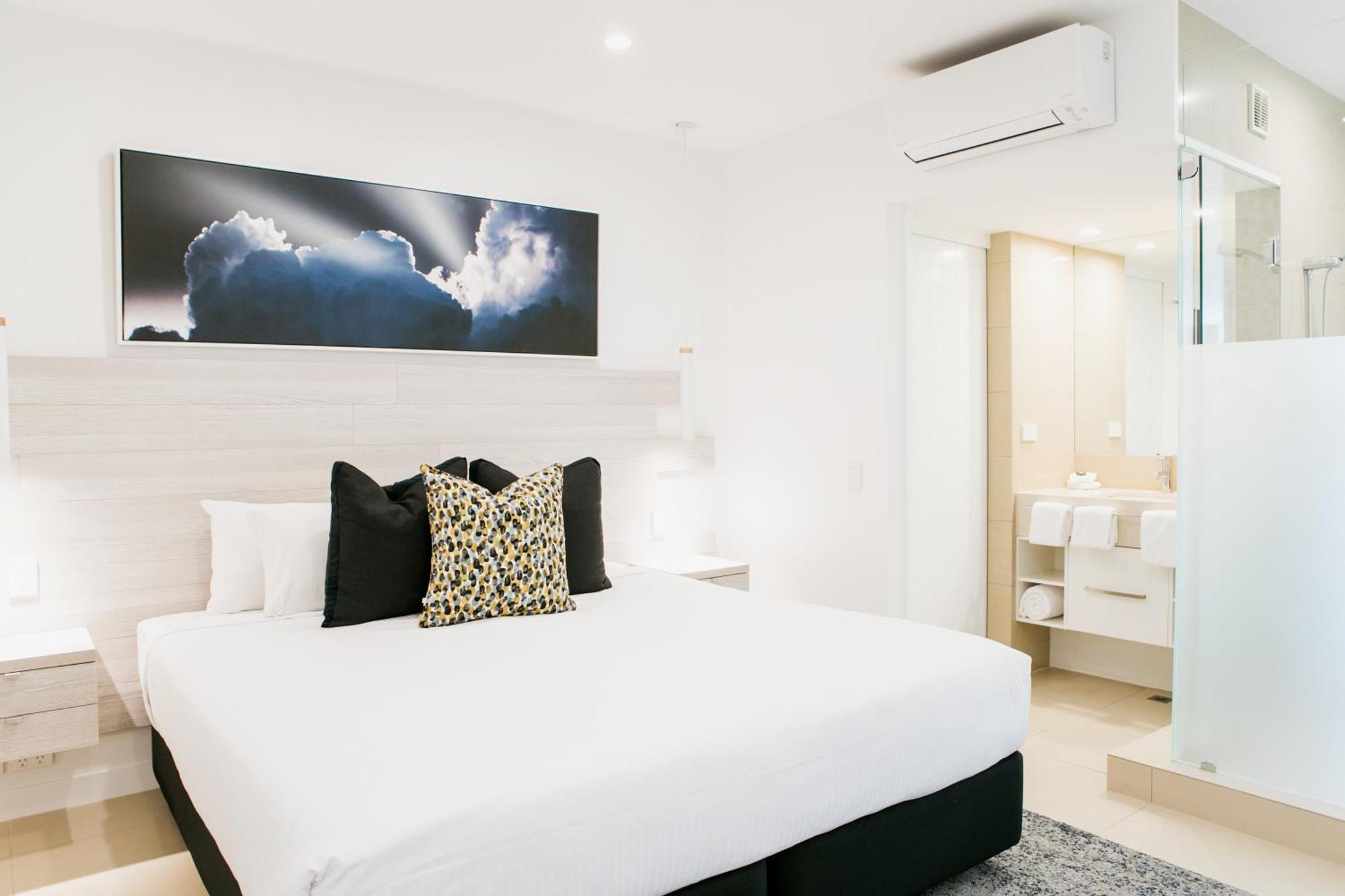 Beachfront Penthouse Studio Spa Bath