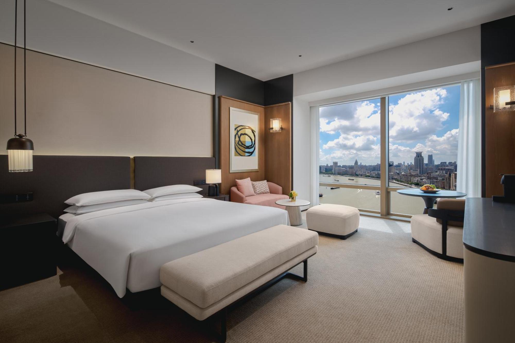 Deluxe King Room River View Club Access
