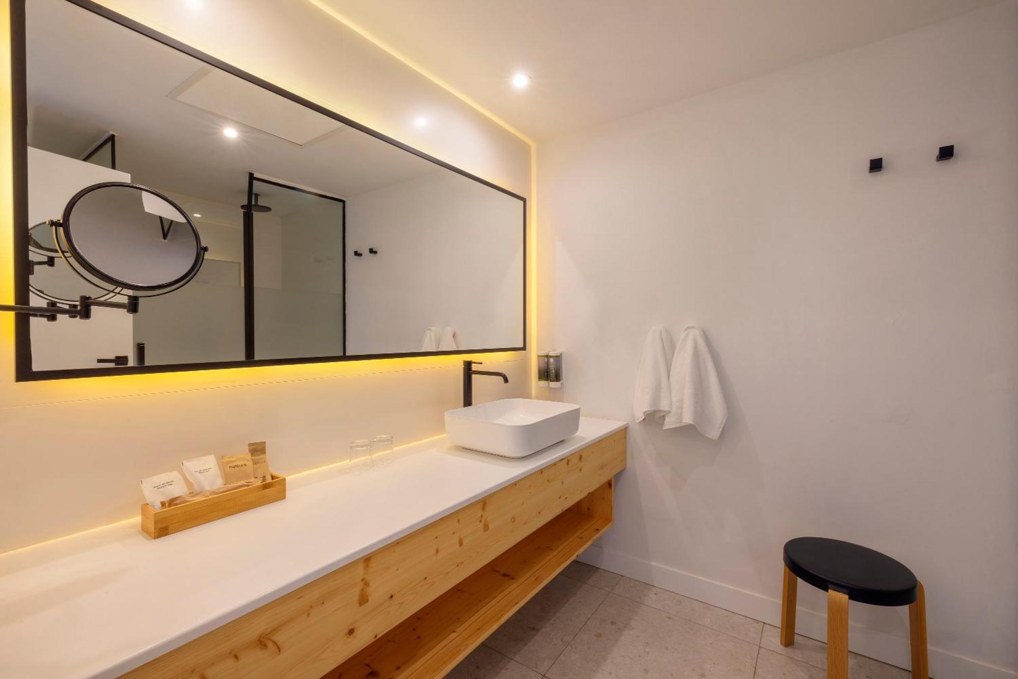 Double or Twin with Balcony and Partial Sea View,1629890902:JPEG