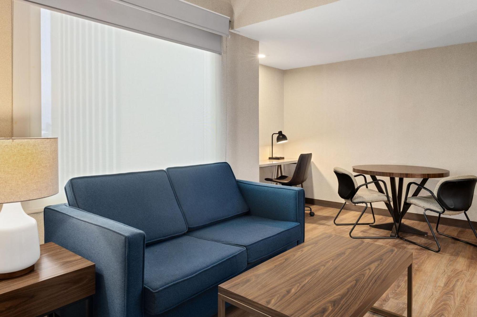 Premium Junior Suite 1 Bedroom Suite 1 Queens Sofa bed