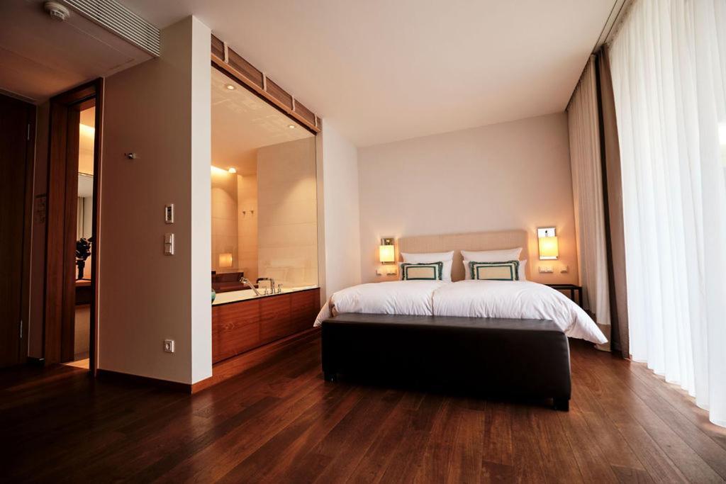 Premier Room Lateral lake view
