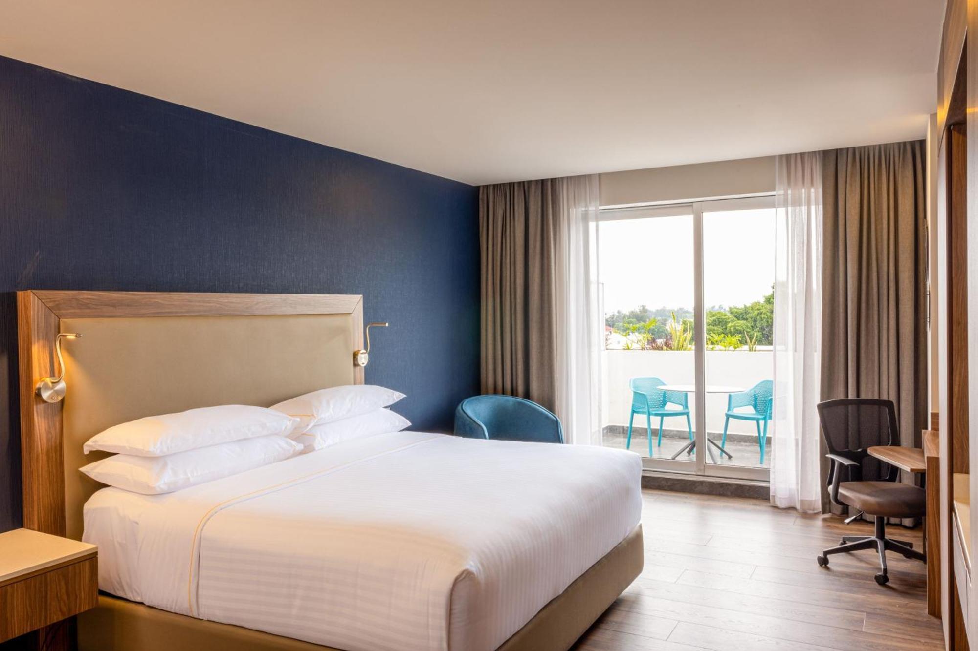 Deluxe King Room City View Balcony