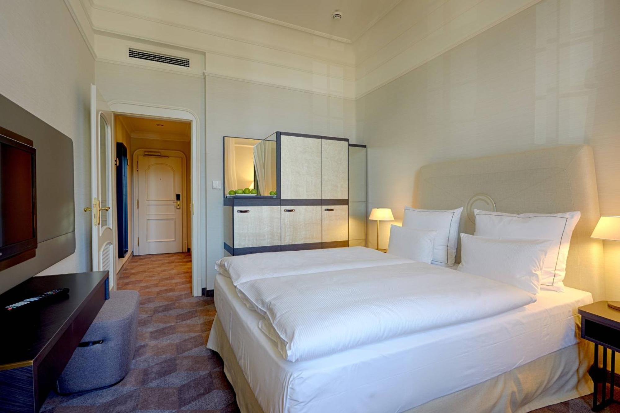 Classic Queen Room Guest room 1 Queen