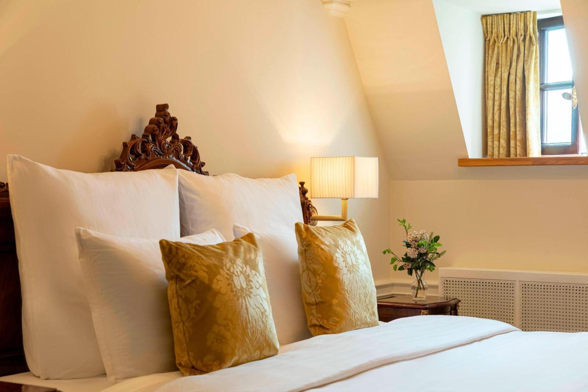 Castle guest room Larger Guest room 1 King Vineyard view
