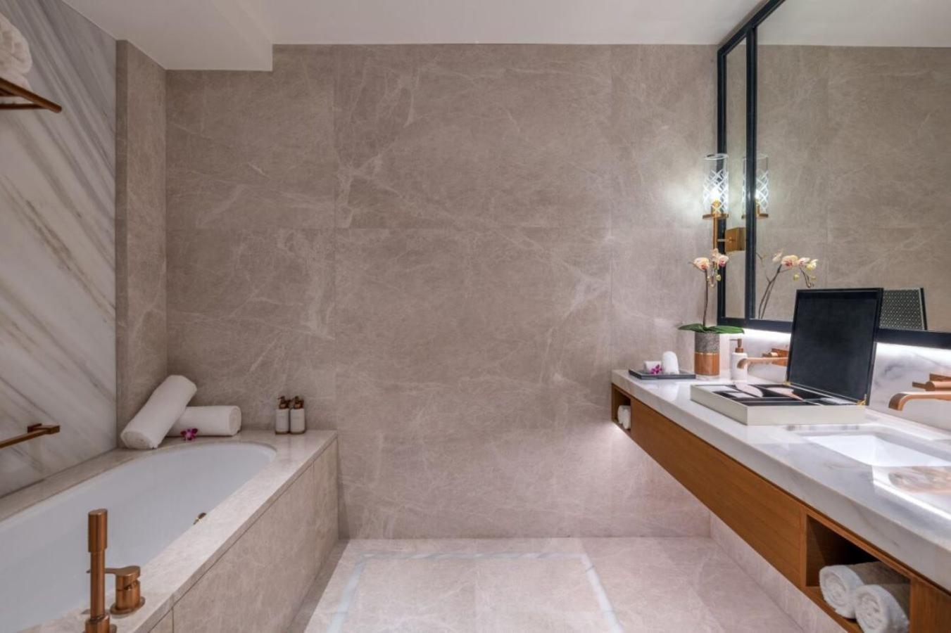Signature Suite,1632198011:JPEG