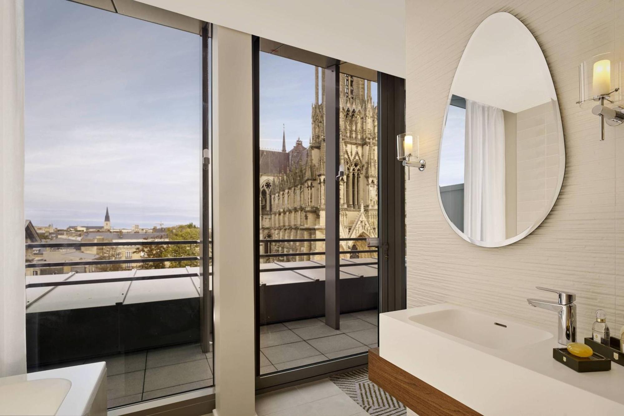 Executive Zimmer mit Kingsize-Bett und Blick auf die Kathedrale