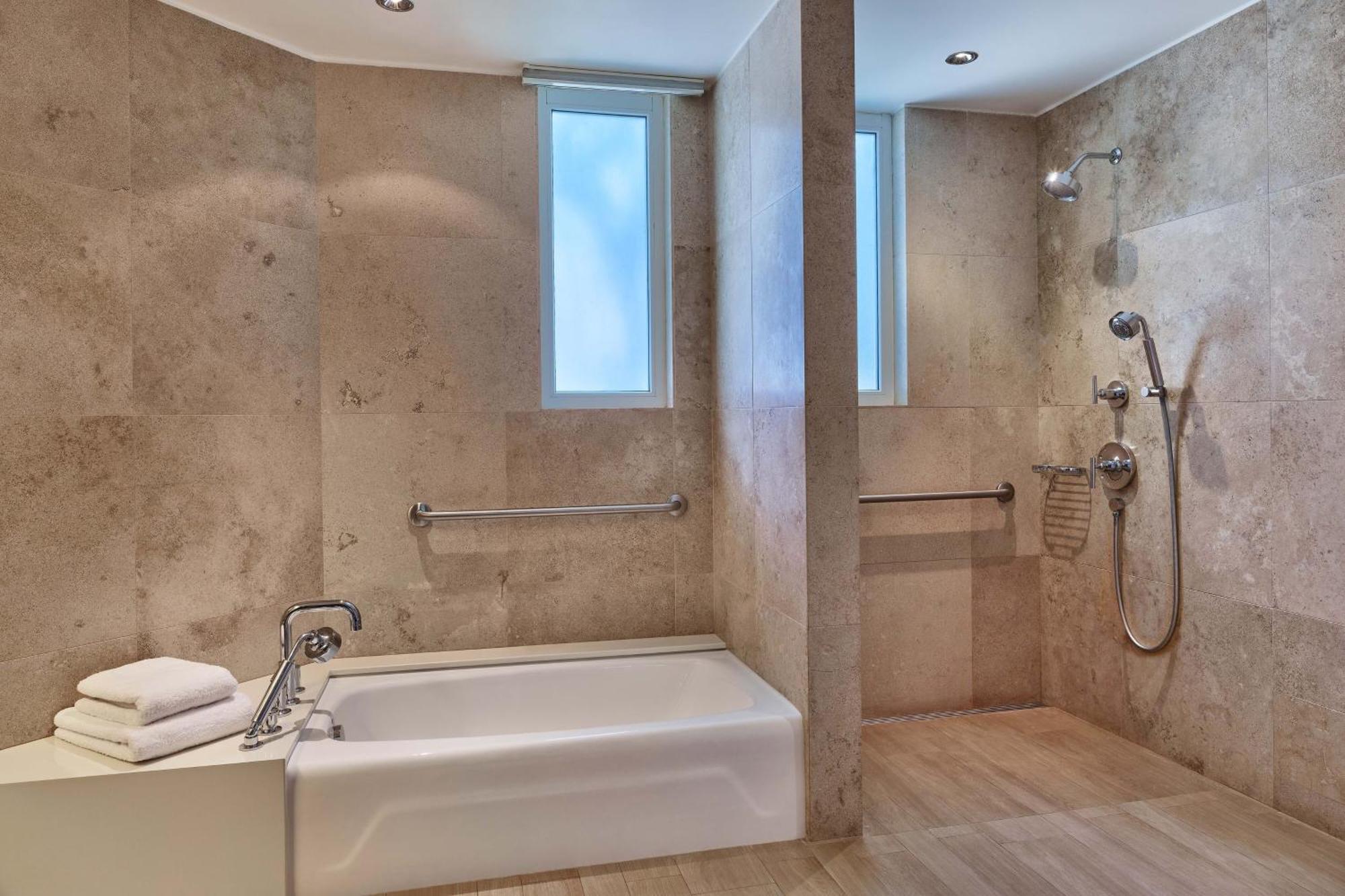 Deluxe Guest Room, 1 King, Garden View