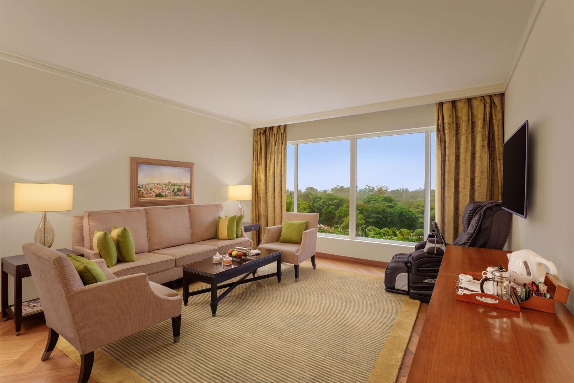Deluxe Suite one way airport transfer Luxury Hours at Lounge 6PM-8pm Signature Butler Service Concierge Level