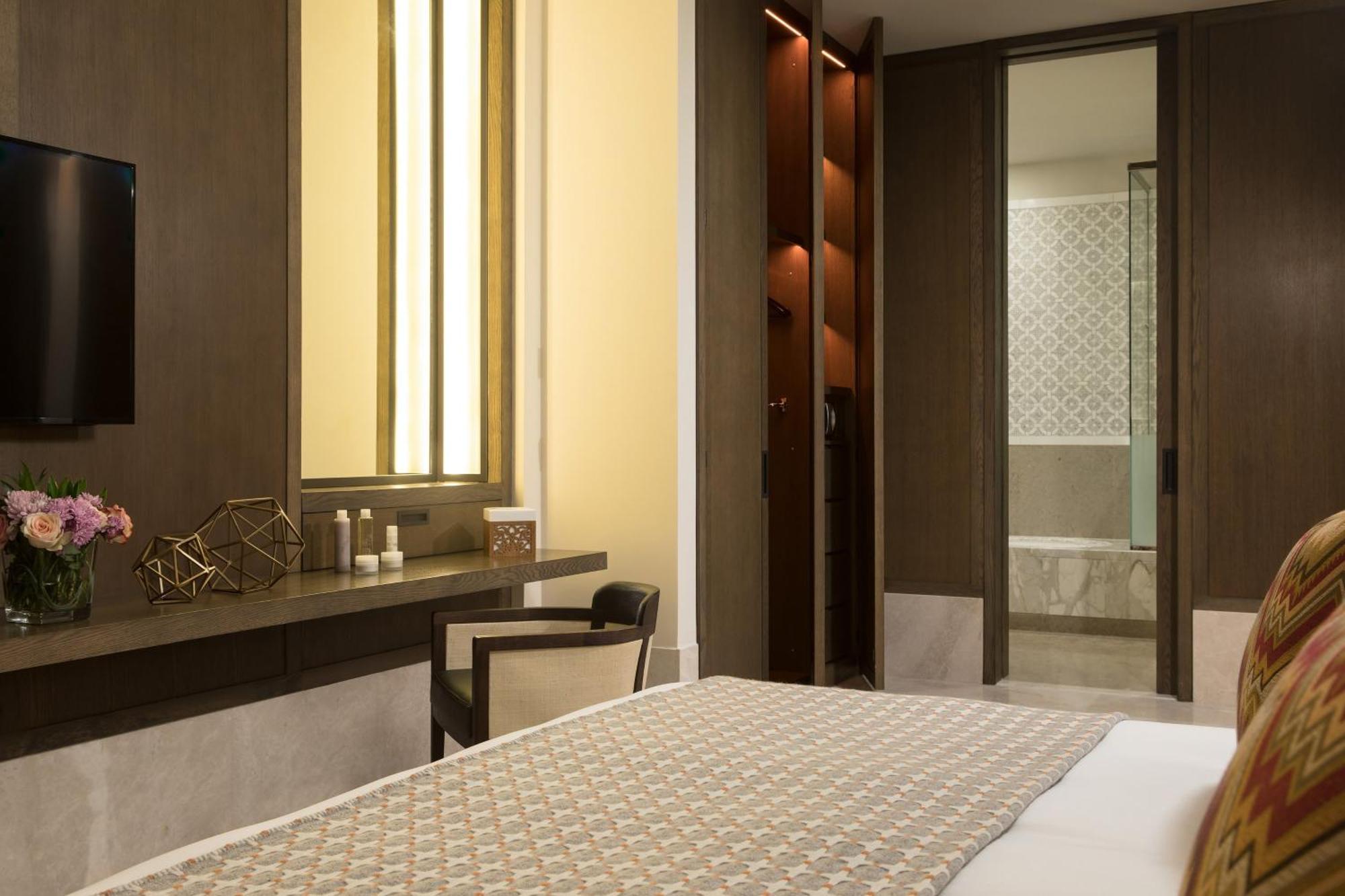 Junior Suite 1 King City view