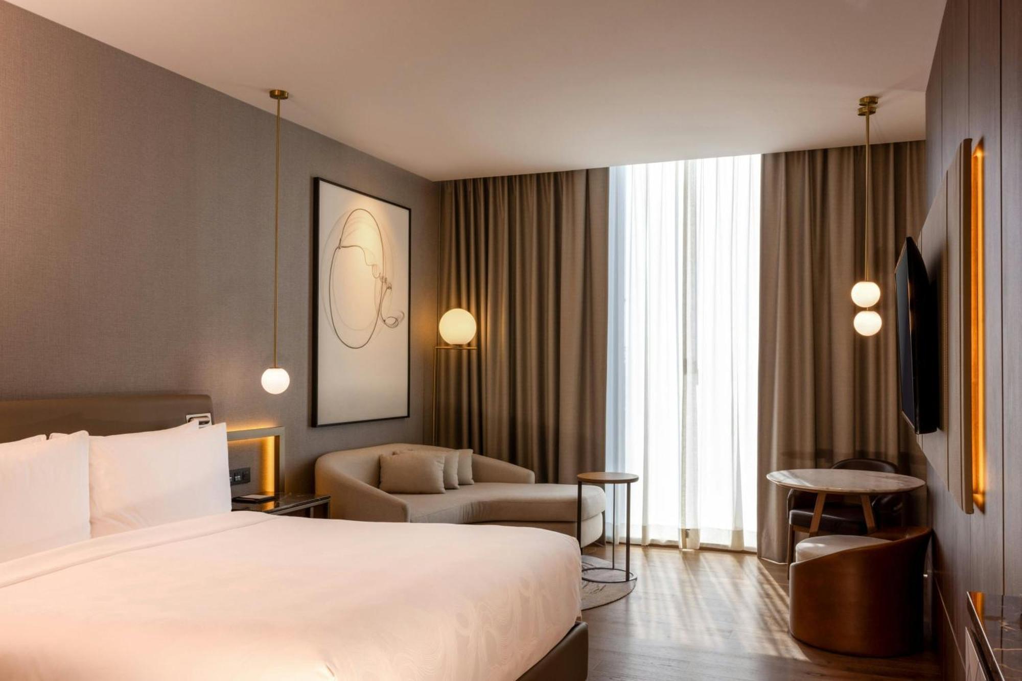 Executive level Deluxe Guest room 1 King City view