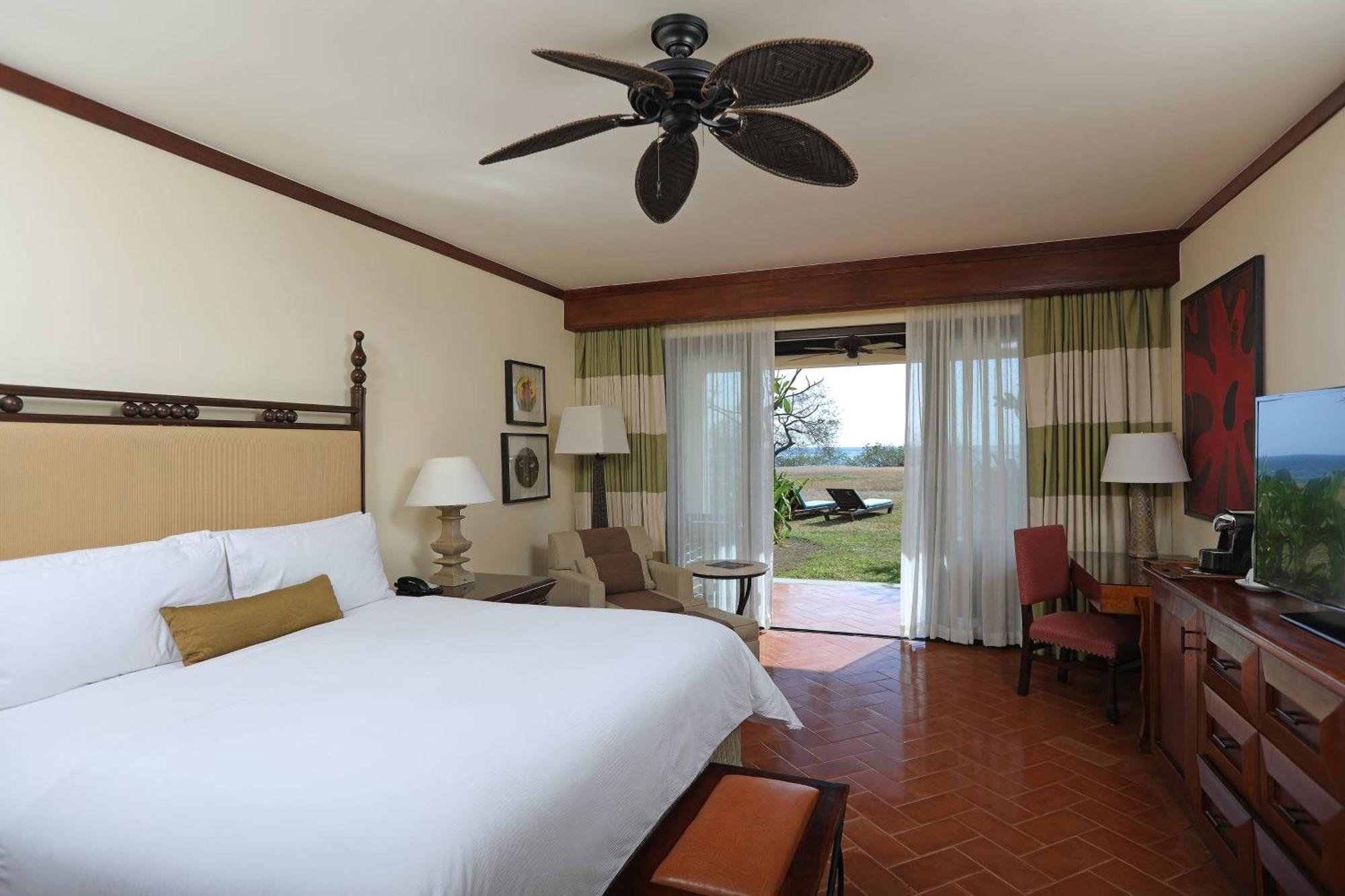 Guest room 1 King Ocean Front Balcony