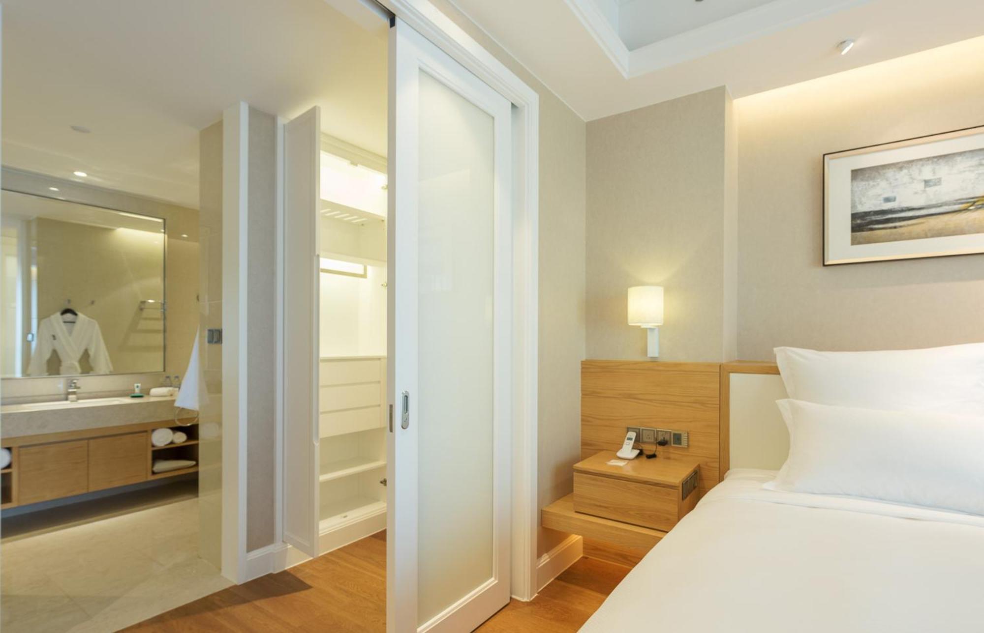 Deluxe Suite Include Access to Executive Lounge