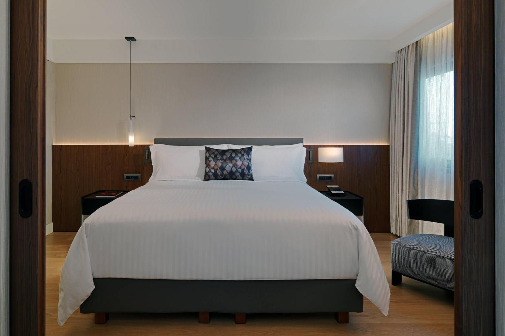 Corner Suite with King Bed and City or Park View,1634398094:JPEG