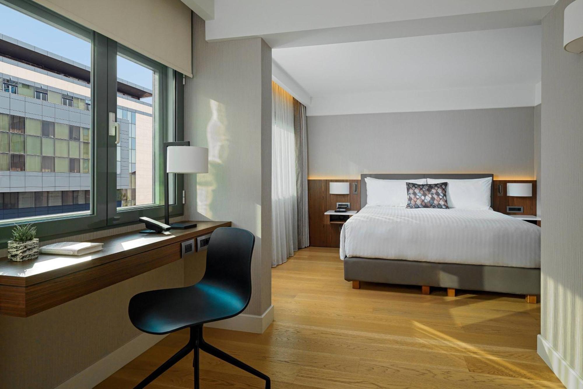 Superior Guest Room King Bed Courtyard View