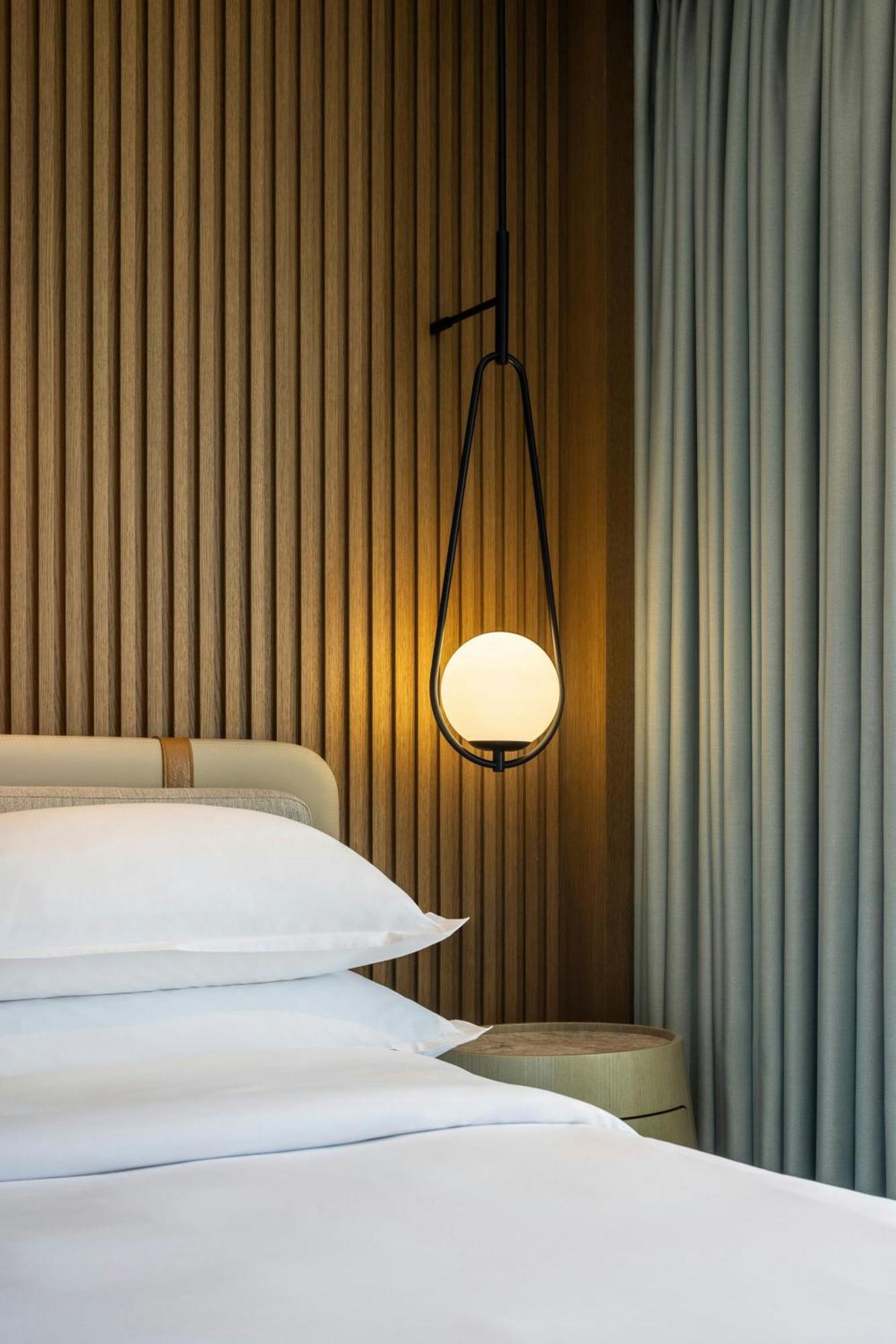 Premium Queen Room Sea View Mid Floor