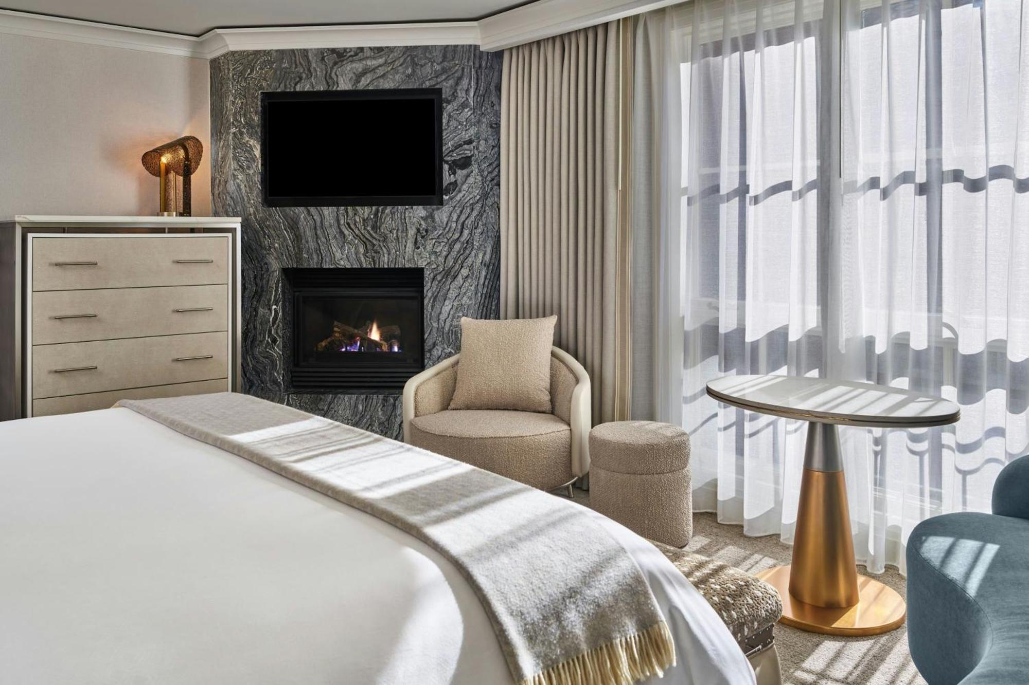 Deluxe King Room Fireplace