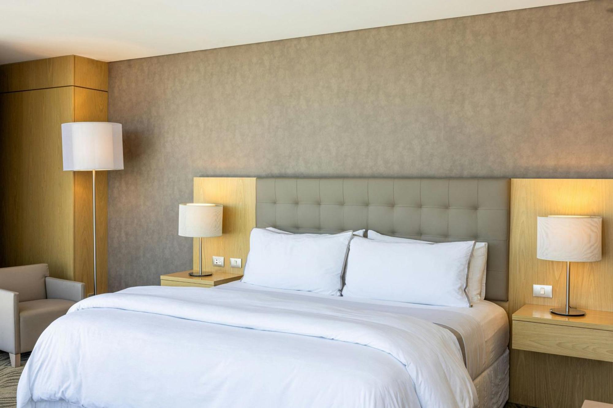 Deluxe 1 King Guest room 1 King City view