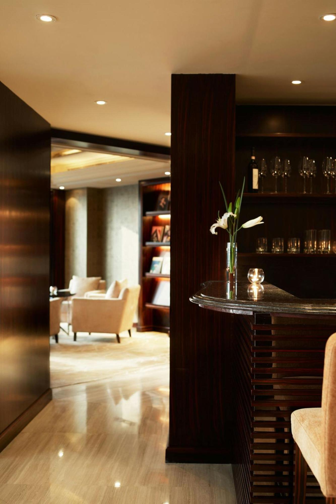Studio Suite Club lounge access Suite 1 King