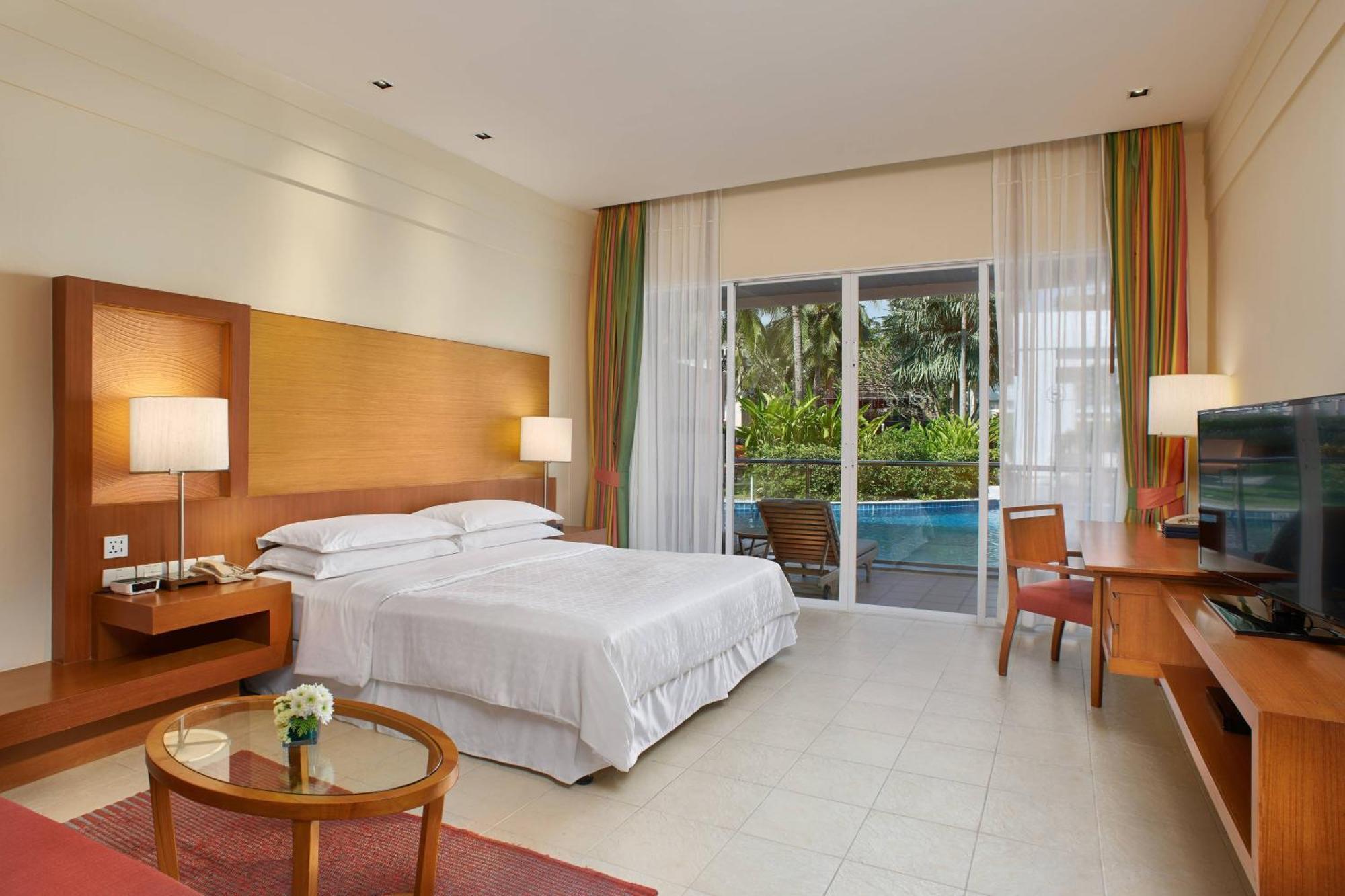 Lagoon Access Guest room 1 King Poolside view,1587510901:JPEG