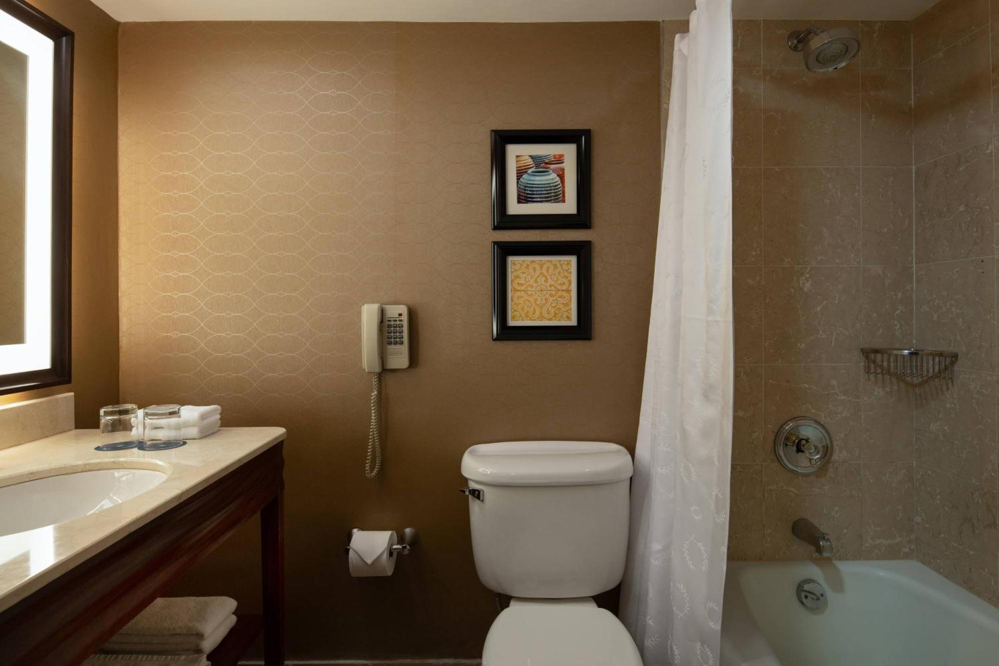 Smaller Guest room, 1 Queen, No view, Low floor,1634424873:JPEG