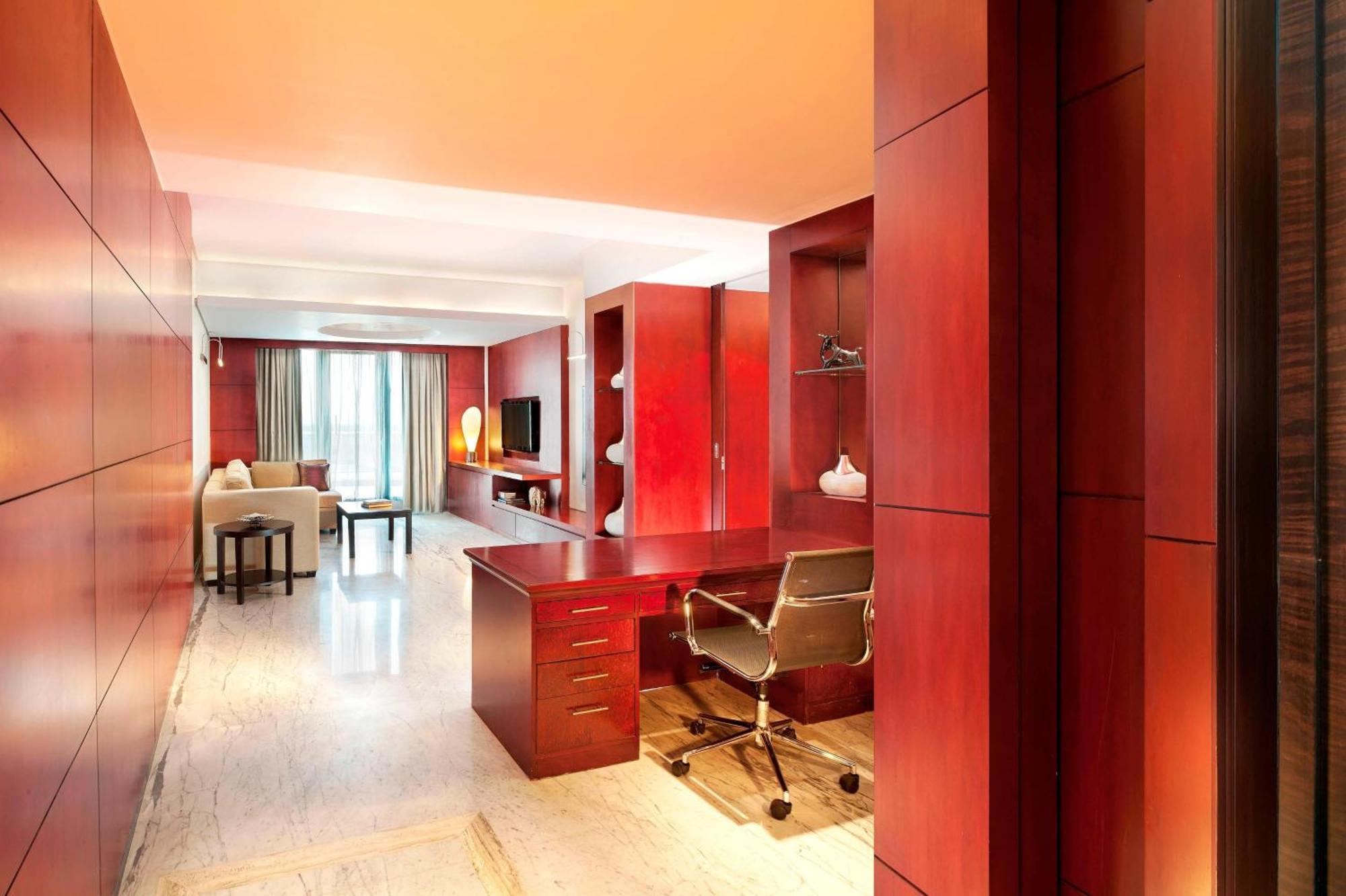 Deluxe Suite Club lounge access 1 Bedroom Larger Suite