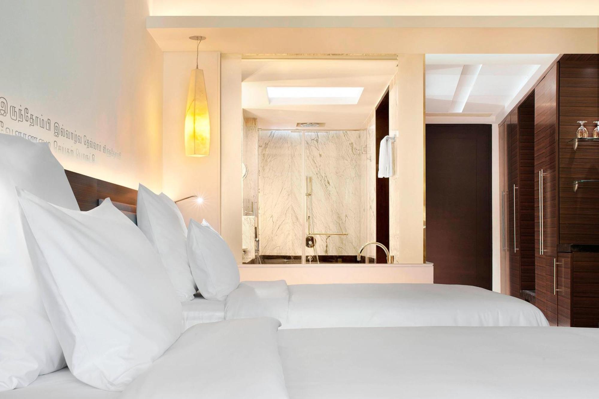 Guest room 2 Queen or 2 Twin or Single Beds City view