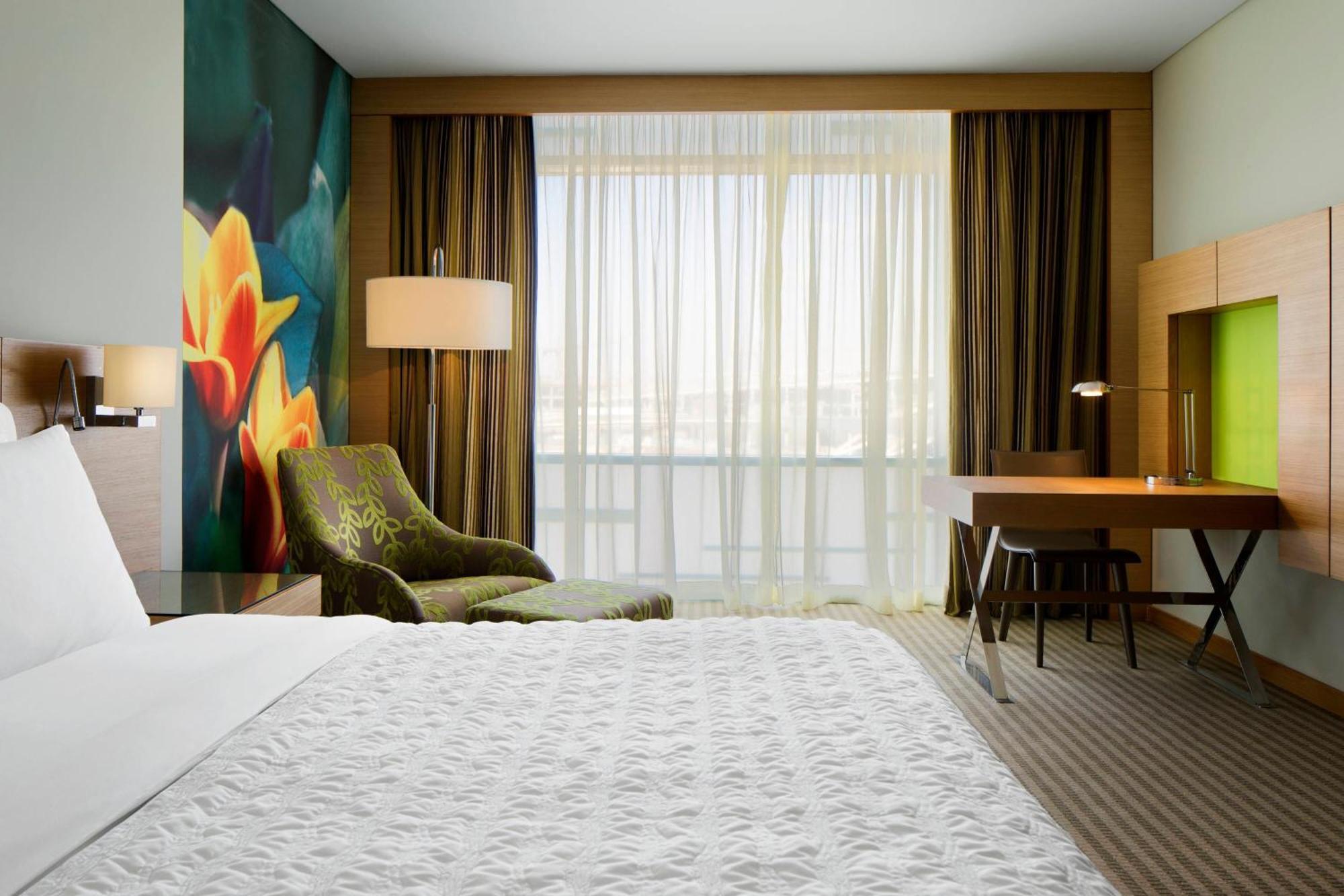 Deluxe Guest room 1 King Airport view